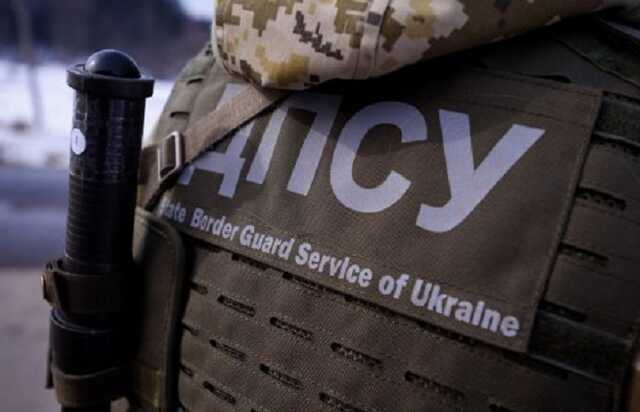 Прикордонники зі стріляниною затримали контрабандистів на тракторі