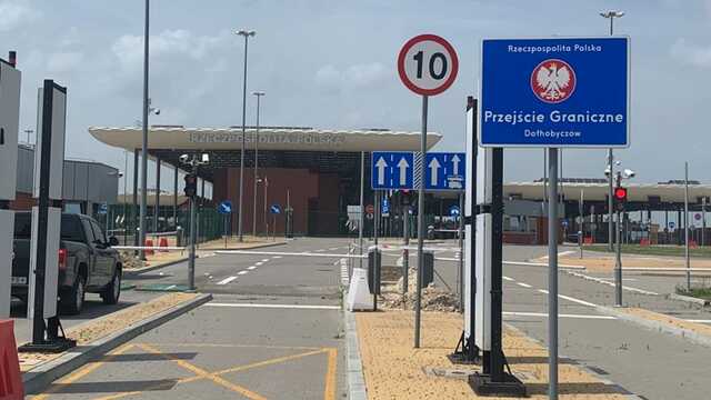 На українсько-польському кордоні перестали пропускати вантажівки та автобуси