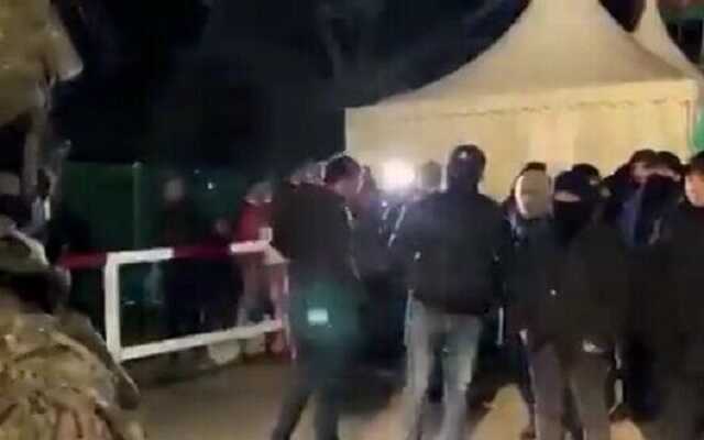 Азербайджанцы заблокировали движение колонны российских "миротворцев" в Лачинском коридоре