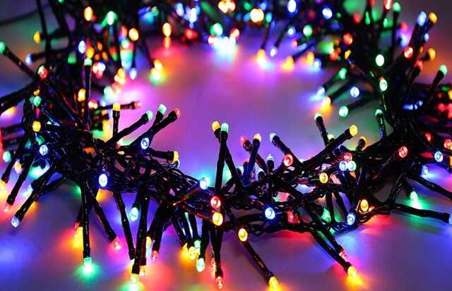 У Запоріжжі темні вулиці підсвічують авто із новорічними гірляндами