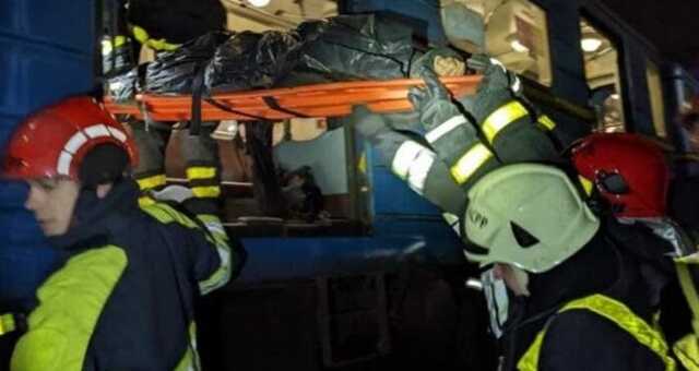 Київські рятувальники дістали тіло чоловіка, що потрапив під поїзд метро