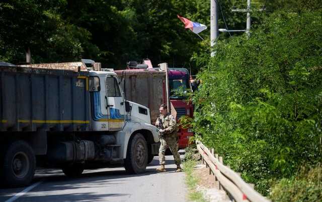Сербы из Косово заблокировали баррикадами центр города Митровица