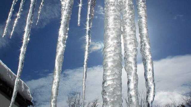 В Росії величезна бурулька "приземлилась" на голову генерала МНС, його госпіталізували