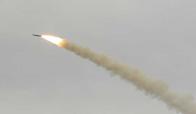 У трьох районах столиці впали уламки збитих ракет