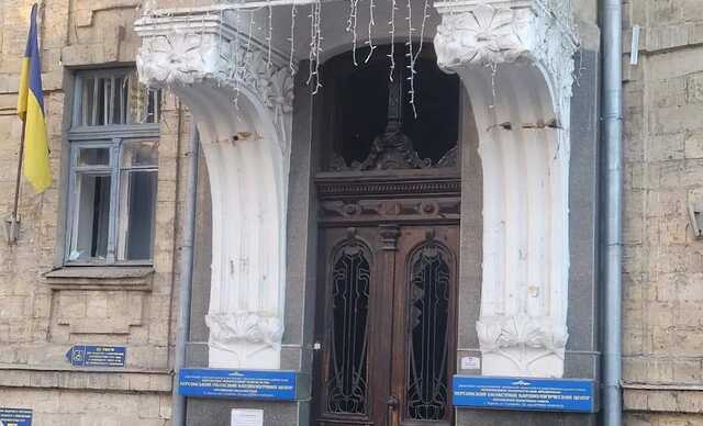 Окупанти вдарили по кардіологічному диспансері в Херсоні, є постраждалі