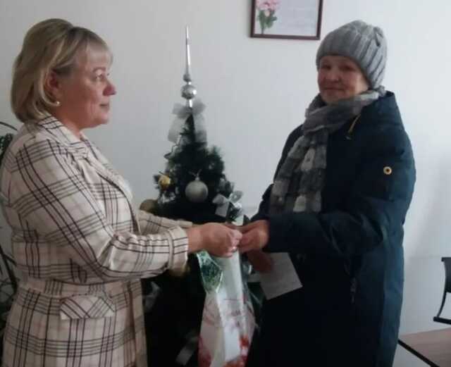 У Росії матері ліквідованого в Україні окупанта вручили пакет із мандаринами і вітальну листівку