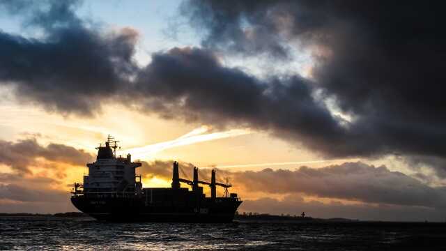 У російському Санкт-Петербурзі спалахнув нафтовий танкер