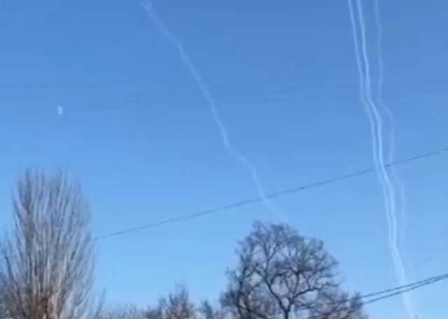 В Крыму раздались взрывы: в сети появилось видео "салюта"