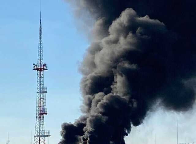 В Белгородской области РФ вспыхнул мощный пожар, поднялся черный дым