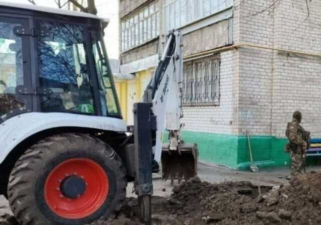 У Мелітополі окупанти почали рити вогневі позиції прямо у дворах будинків