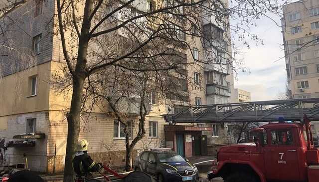 В Киеве бойцы ГСЧС спасли трех человек из горящей квартиры