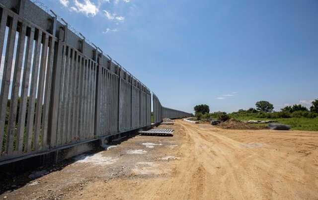 Греція розпочала будівництво високого паркану на кордоні з Туреччиною