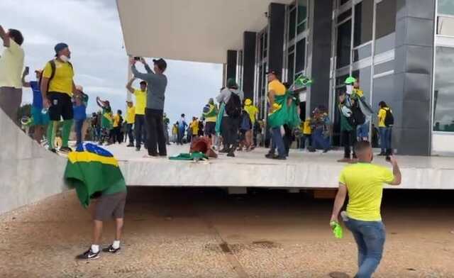 Понад 400 людей затримали за заворушення у Бразилії