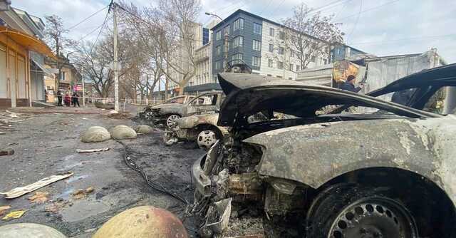 Окупанти вдарили по житловому кварталі Херсона. Є загиблий та поранена