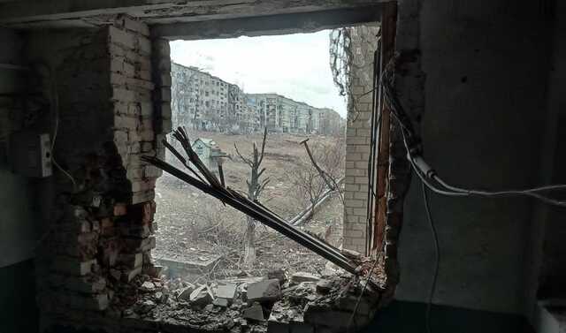 Оккупанты пытаются окружить Соледар и простреливают важную для снабжения ВСУ трассу