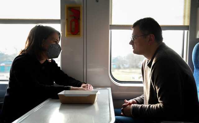 Очільниця МЗС Німеччини заявила про нові поставки зброї Україні