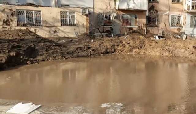 В Херсоне после обстрела во дворе дома осталась огромная воронка