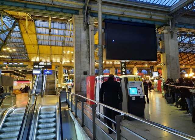 На вокзалі Парижа невідомий напав на перехожих із ножем: багато постраждалих