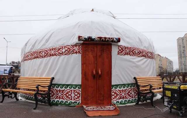 Росія образилася на Казахстан через "юрту незламності" у Бучі. Астана відповіла