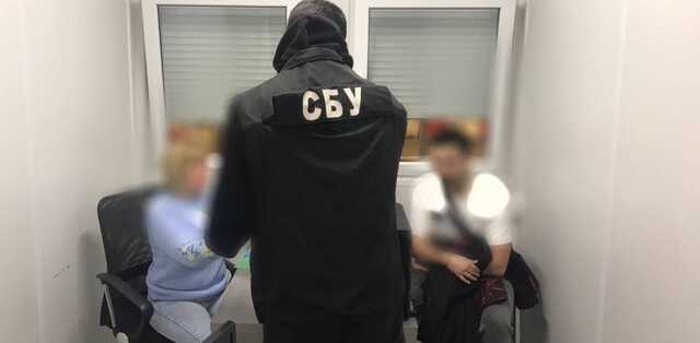 На Прикарпатті хірург та соцпрацівниця підробляли документи для виїзду за кордон
