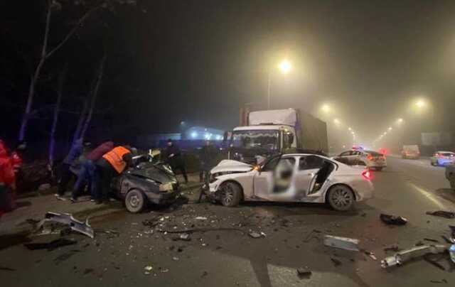 Зіткнулися “БМВ”, “ВАЗ” і “Мерседес”: подробиці смертельної аварії у Тернополі