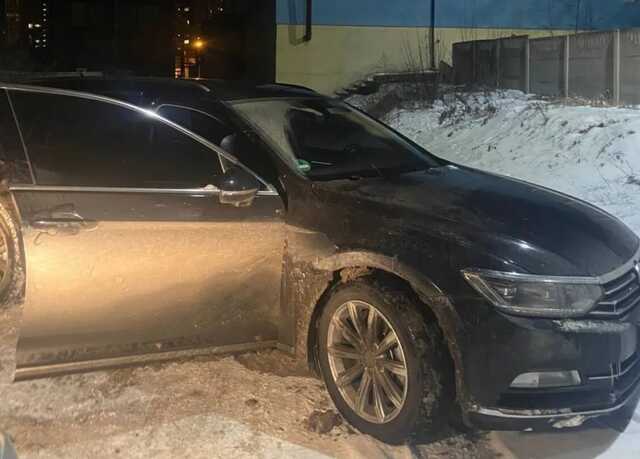 В Киеве пьяный мужчина обокрал таксиста и пытался скрыться на его авто