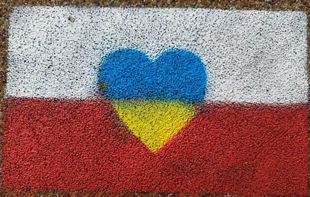 Польща вимагає від українських біженців повернути частину виплат