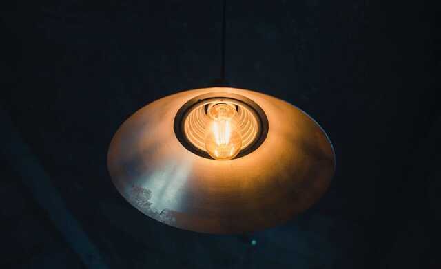 Відключення світла українцям посилили: які графіки діють 15 січня