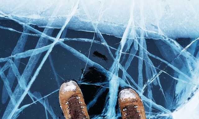 В Киеве патрульные, рискуя собственной жизнью, спасли мужчину