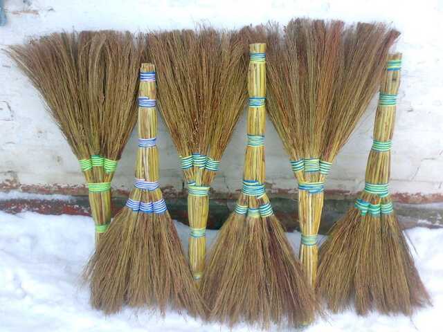Для дворников Дарницы купят более 2 тысяч веников класса "Люкс"