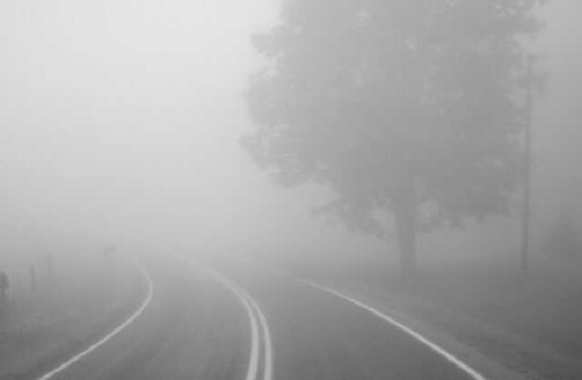Столичных водителей предупредили об ограниченной видимости из-за тумана