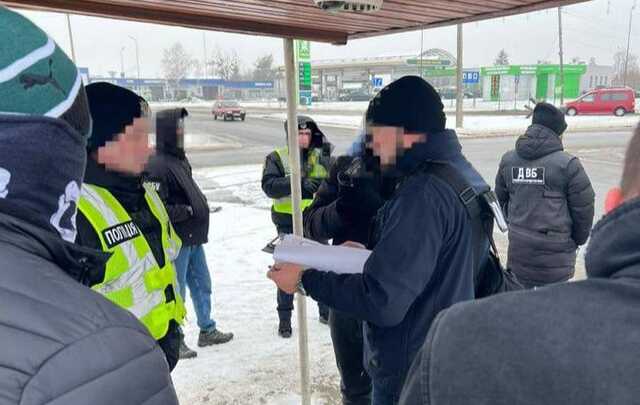 У Сарнах патрульний вимагав 600 доларів з водіїв вантажівок