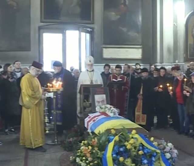 Труну Вахтанга Кікабідзе вкрили українським прапором: як пройшло прощання з актором у Тбілісі