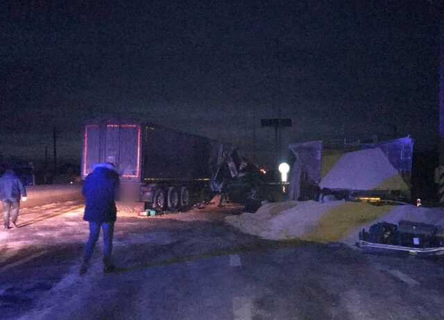 На Київщині зіткнулися три вантажівки: внаслідок ДТП дорогу засипало кукурудзою