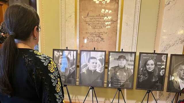 Перекрили Хрещатик: У Києві почалося прощання з головою МВС, який розбився у гелікоптері