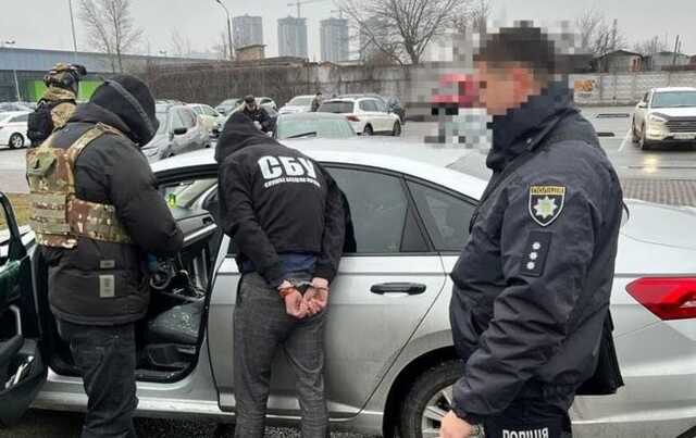 "Продавали" український паспорт росіянці. У Києві викрили зловмисників