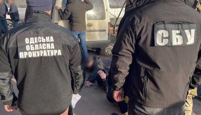 Одеський митник заради хабаря не пускав іноземців до Молдови