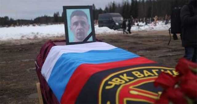 Жінкам полонених найманців із ПВК «Вагнера» втюхають порожні труни