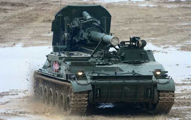 Члени екіпажу ворожого самохідного міномета 2C4 "Тюльпан" злітають угору після влучання українських артилеристів