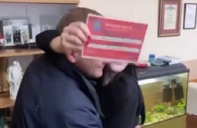 Мэрия Львова подтвердила, что начальник патрульной полиции подарил девушке липовый пропуск