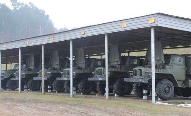 У Білорусі зняли з тривалого зберігання бензовози та вантажівки