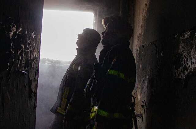 У Києві під час пожежі у багатоповерхівці постраждав чоловік, який намагався самостійно загасити вогонь