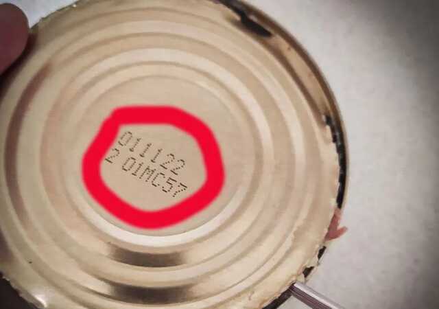 Окупанти у Маріуполі видають пенсіонерам гнилу тушонку як "гуманітарку"