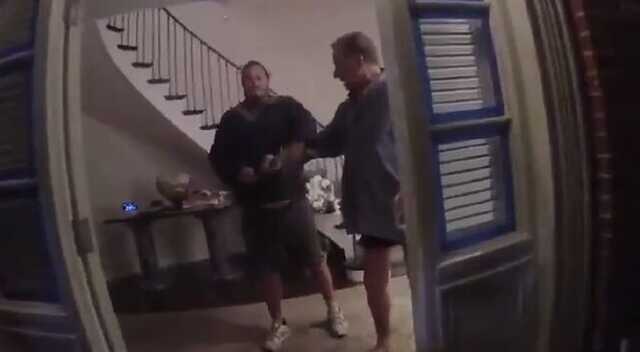 З’явилося страшне відео нападу на чоловіка Ненсі Пелосі. Його били молотком по голові