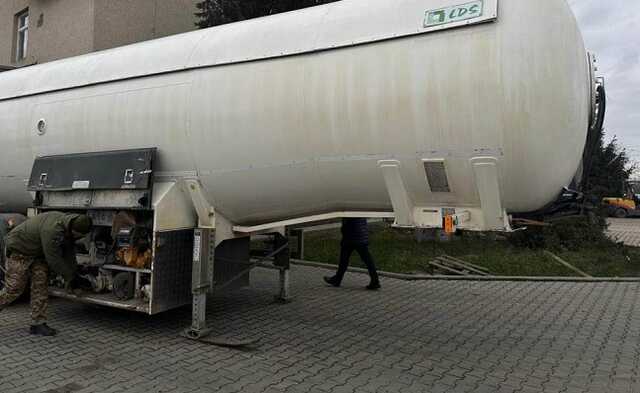 Мукачевские пограничники нашли сигареты в цистерне для сжиженного газа