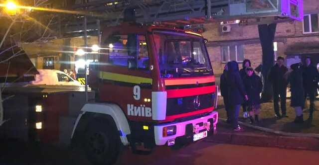 У Києві горіла квартира в багатоповерхівці: загинув чоловік, серед врятованих є діти