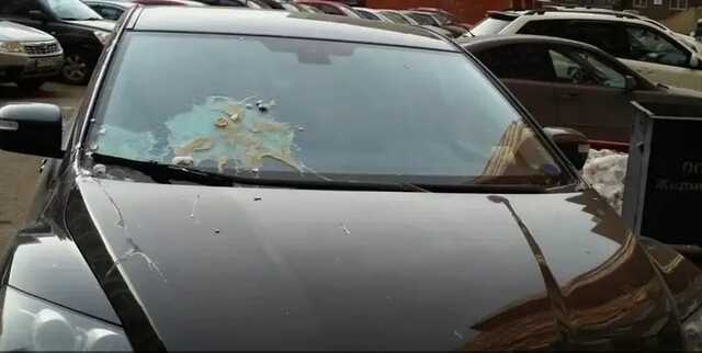 У Кривому Розі авто закидали яйцями, а під’їзд облили сечею через відключення світла