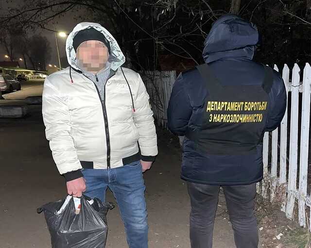 В Киеве задержан мужчина, который пересылал наркотики в пакетах с кофе
