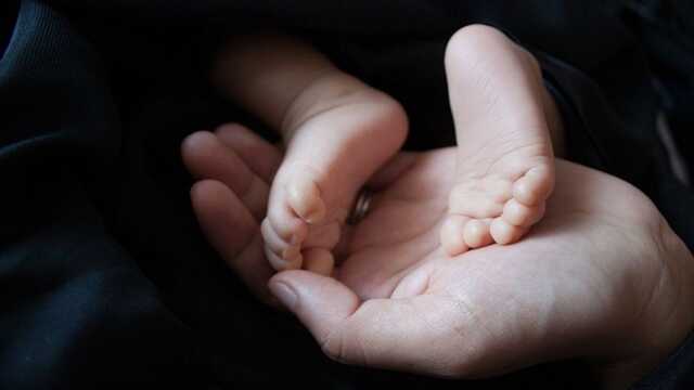 Уроженка Кировоградщины родила и бросила малыша в заброшенной постройке: ребенок умер