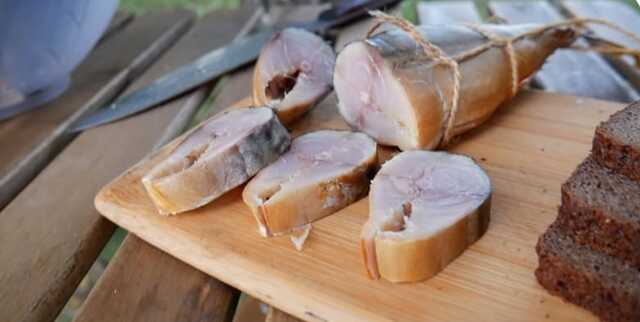 Поїв копчену рибку. У Дніпрі чоловік потрапив до лікарні